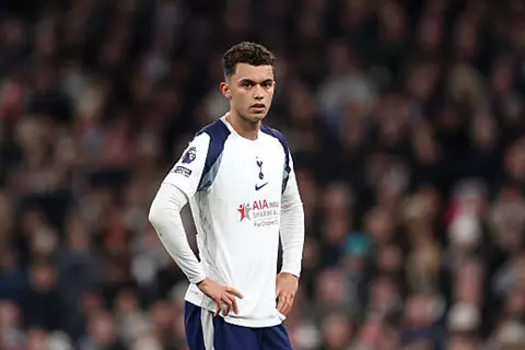 يلعب في مركز مرموش.. توتنهام يوافق على انتقال جونسون إلى كريستال بالاس